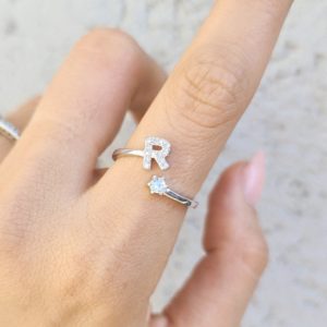 טבעת כסף 925 גמישה בשיבוץ אות R וזרקון