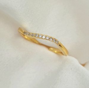 טבעת כסף 925 בציפוי זהב "נואל" גמישה שיבוץ גבוה